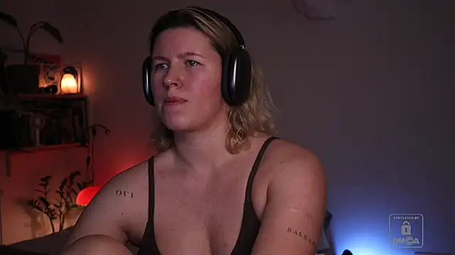 moonamii online show from March 4, 6:25 pm