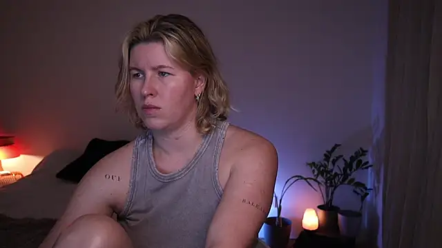 moonamii online show from April 10, 6:12 pm