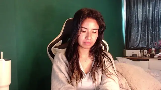 Snapshot of alice_middlee chatting on May 2, 6:57 pm alice middlee online show from May 2, 6:57 pm