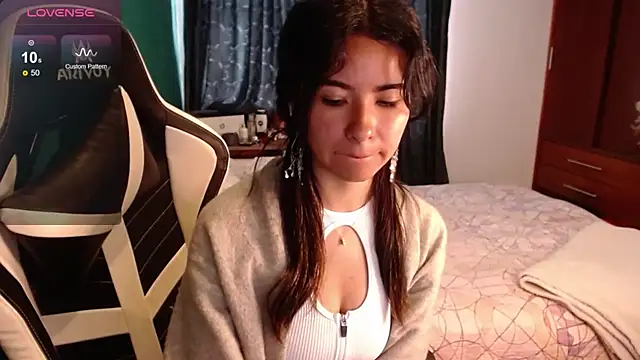 Snapshot of alice_middlee chatting on May 19, 3:40 pm alice middlee online show from May 19, 3:40 pm