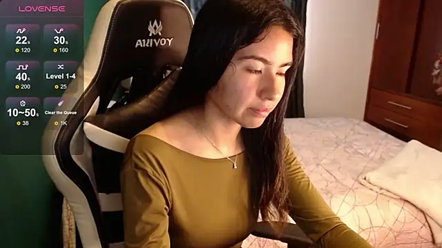 Snapshot of alice_middlee chatting on May 20, 3:40 pm alice middlee online show from May 20, 3:40 pm