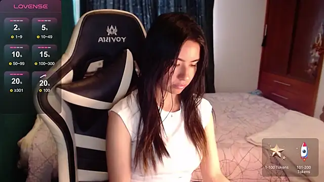 Snapshot of alice_middlee chatting on June 1, 4:20 pm alice middlee online show from June 1, 4:20 pm