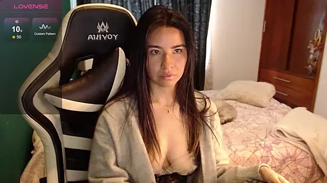 Snapshot of alice_middlee chatting on June 3, 6:24 pm alice middlee online show from June 3, 6:24 pm