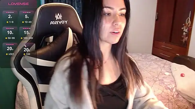 Snapshot of alice_middlee chatting on June 11, 1:53 pm alice middlee online show from June 11, 1:53 pm