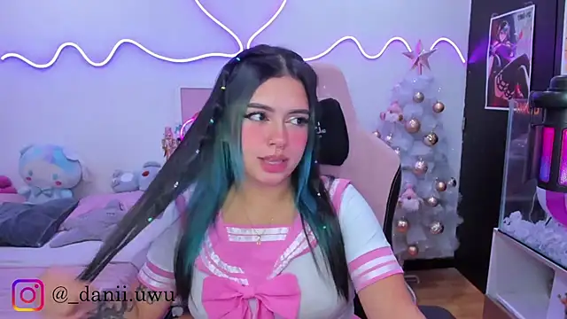 CuteDani  online show from November 27, 6:15 am