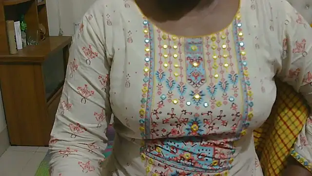 Snapshot of esita_1212 chatting on May 17, 1:51 pm esita 1212 online show from May 17, 1:51 pm