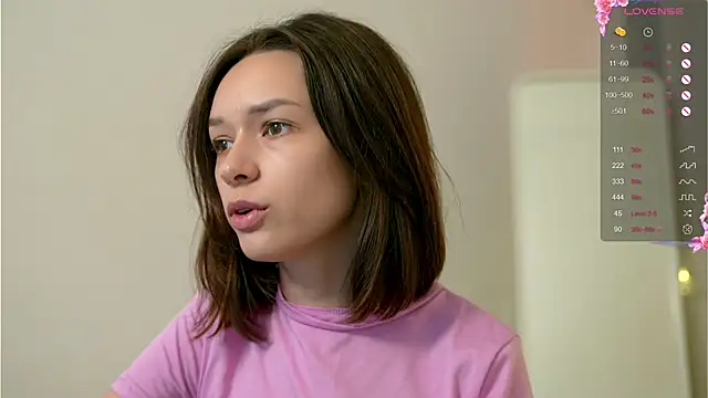 Snapshot of VivianLy_ chatting on December 10, 11:00 am VivianLy online show from December 10, 11:00 am