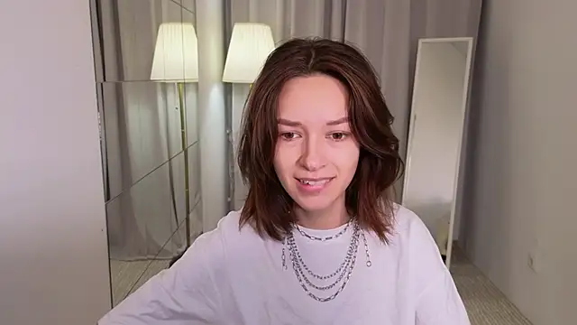 Snapshot of VivianLy_ chatting on December 20, 7:55 am VivianLy online show from December 20, 7:55 am