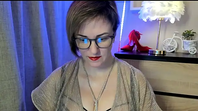 Snapshot of feliziaDesire chatting on October 5, 8:12 am feliziaDesire online show from October 5, 8:12 am