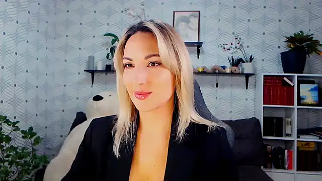 MillaXQueen online show from November 11, 2:28 pm