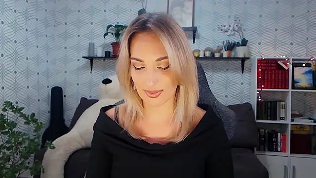 MillaXQueen online show from May 10, 1:16 pm