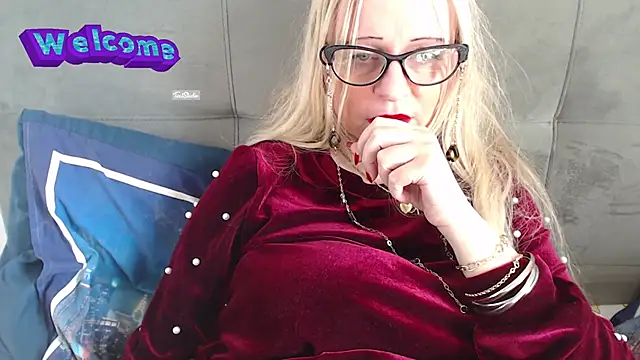 Snapshot of martachatte chatting on March 5, 2:01 pm martachatte online show from March 5, 2:01 pm