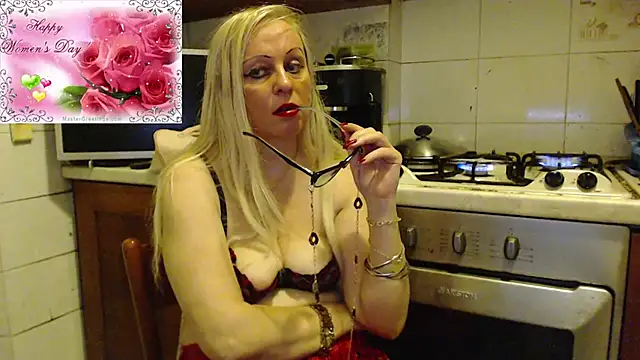 Snapshot of martachatte chatting on March 7, 7:05 pm martachatte online show from March 7, 7:05 pm