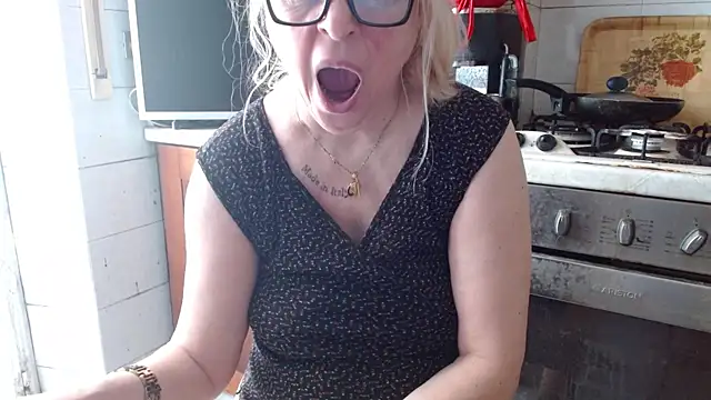 Snapshot of martachatte chatting on April 26, 7:28 am martachatte online show from April 26, 7:28 am