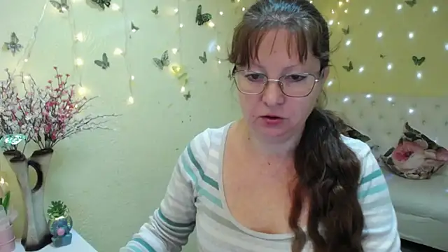 Snapshot of VanessaHotts chatting on May 1, 5:01 am VanessaHotts online show from May 1, 5:01 am