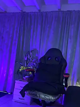 Snapshot of lonely_shewolf chatting on April 22, 5:47 pm lonely shewolf online show from April 22, 5:47 pm