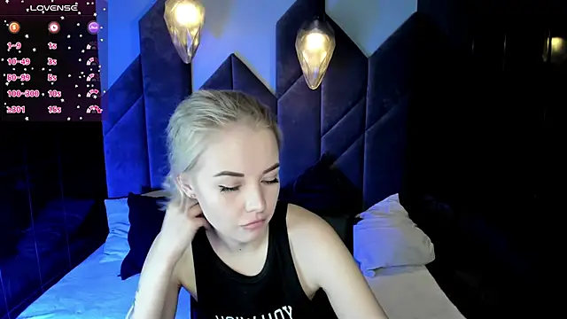 Snapshot of StephanieSweety chatting on March 2, 10:38 pm StephanieSweety online show from March 2, 10:38 pm