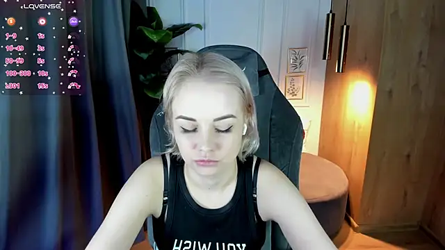 Snapshot of StephanieSweety chatting on March 7, 12:12 pm StephanieSweety online show from March 7, 12:12 pm