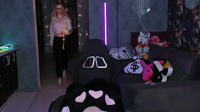 Blckmirrorr online show from April 19, 5:01 pm