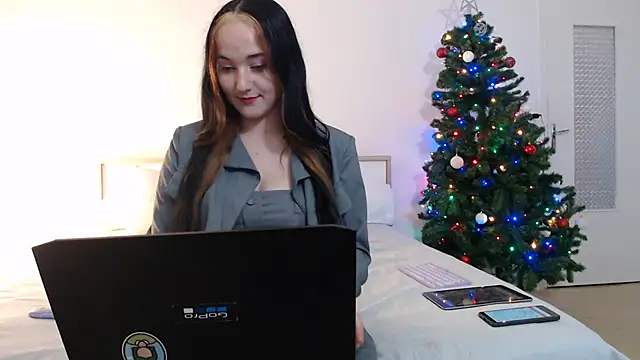 Snapshot of Crystal-dreamt chatting on December 5, 2:44 pm Crystal-dreamt online show from December 5, 2:44 pm