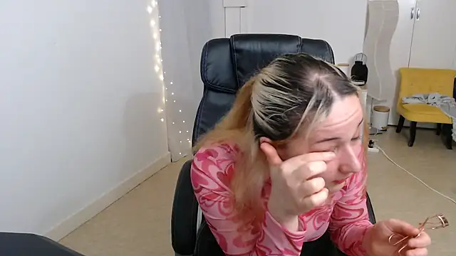 Snapshot of Crystal-dreamt chatting on October 14, 5:41 am Crystal-dreamt online show from October 14, 5:41 am