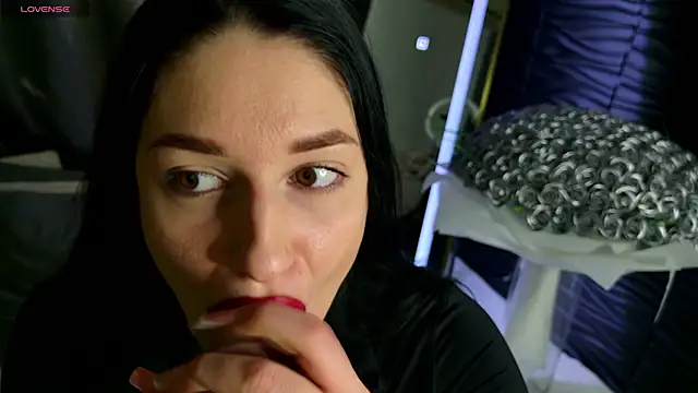 moniqque online show from February 12, 8:38 am