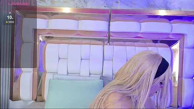 valkiria moore online show from March 4, 8:04 pm