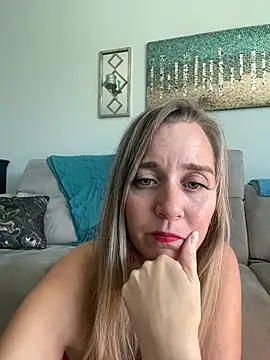 Snapshot of SkyelarSommer chatting on December 3, 5:55 pm SkyelarSommer online show from December 3, 5:55 pm