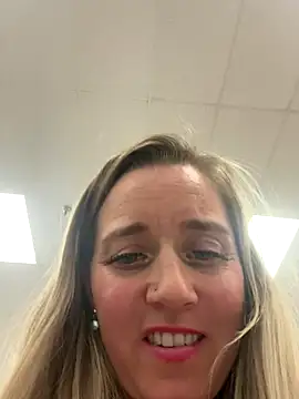 Snapshot of SkyelarSommer chatting on December 4, 12:19 am SkyelarSommer online show from December 4, 12:19 am