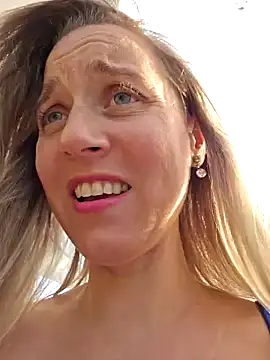 Snapshot of SkyelarSommer chatting on December 5, 9:39 pm SkyelarSommer online show from December 5, 9:39 pm