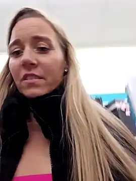 Snapshot of SkyelarSommer chatting on December 7, 12:41 am SkyelarSommer online show from December 7, 12:41 am