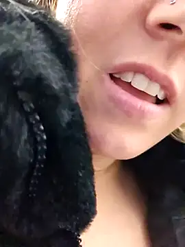 Snapshot of SkyelarSommer chatting on December 11, 3:45 am SkyelarSommer online show from December 11, 3:45 am