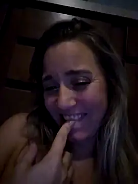 Snapshot of SkyelarSommer chatting on December 11, 11:08 am SkyelarSommer online show from December 11, 11:08 am