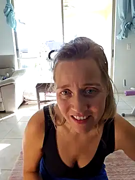 Snapshot of SkyelarSommer chatting on December 13, 4:27 pm SkyelarSommer online show from December 13, 4:27 pm