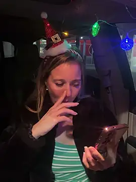 Snapshot of SkyelarSommer chatting on December 22, 4:17 am SkyelarSommer online show from December 22, 4:17 am