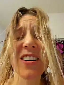 Snapshot of SkyelarSommer chatting on January 5, 2:38 am SkyelarSommer online show from January 5, 2:38 am