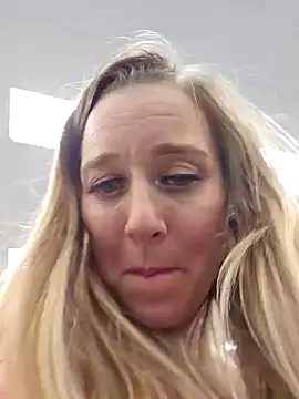 Snapshot of SkyelarSommer chatting on February 1, 2:16 am SkyelarSommer online show from February 1, 2:16 am