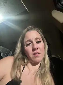 Snapshot of SkyelarSommer chatting on February 4, 1:02 am SkyelarSommer online show from February 4, 1:02 am