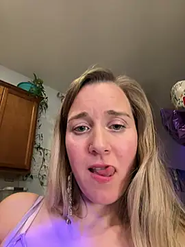 Snapshot of SkyelarSommer chatting on February 23, 5:45 am SkyelarSommer online show from February 23, 5:45 am