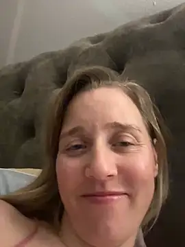 Snapshot of SkyelarSommer chatting on March 5, 3:29 am SkyelarSommer online show from March 5, 3:29 am