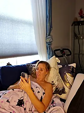 Snapshot of SkyelarSommer chatting on October 28, 3:47 pm SkyelarSommer online show from October 28, 3:47 pm