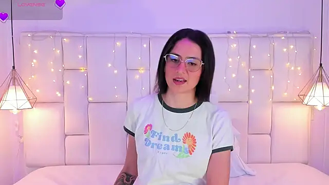 SarahSophia  online show from February 3, 11:42 am