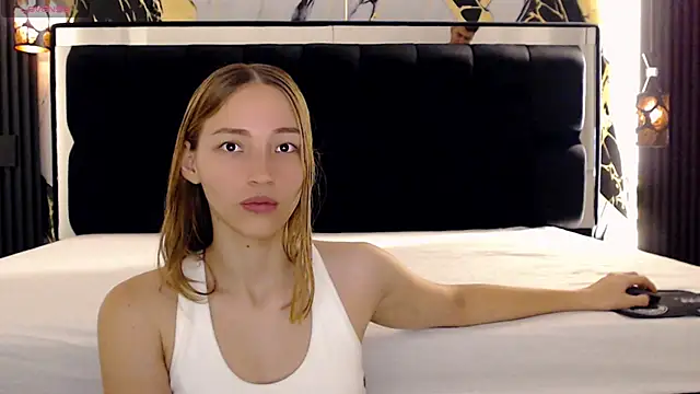 Snapshot of WhiteSun_01 chatting on December 22, 1:00 pm WhiteSun 01 online show from December 22, 1:00 pm