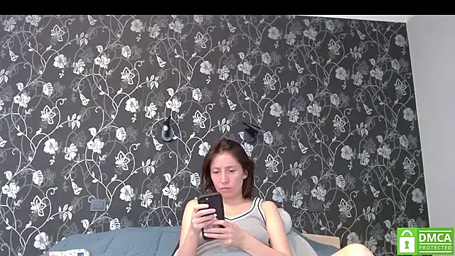 Snapshot of Sophi_Cute chatting on July 17, 12:23 pm Sophi Cute online show from July 17, 12:23 pm
