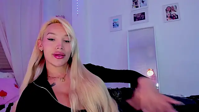 Snapshot of _viioletweekend_ chatting on January 31, 8:51 pm viioletweekend online show from January 31, 8:51 pm