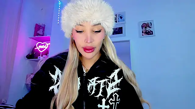 Snapshot of _viioletweekend_ chatting on February 14, 8:05 pm viioletweekend online show from February 14, 8:05 pm