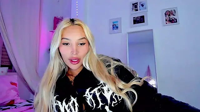 Snapshot of _viioletweekend_ chatting on February 16, 8:38 pm viioletweekend online show from February 16, 8:38 pm