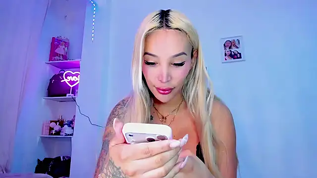 Snapshot of _viioletweekend_ chatting on March 11, 7:42 pm viioletweekend online show from March 11, 7:42 pm