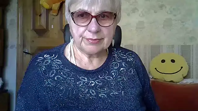 Snapshot of SweetCherry27 chatting on April 17, 9:34 am SweetCherry27 online show from April 17, 9:34 am