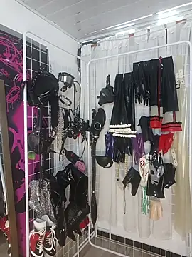 Snapshot of LatexDevil_Blondie chatting on May 27, 1:41 pm LatexDevil Blondie online show from May 27, 1:41 pm